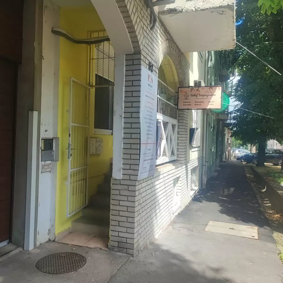 Itt fotón látható az elülső bejárat az egri Bűbáj szépségszalonba, hogy az ügyfelek könnyen betaláljanak.
