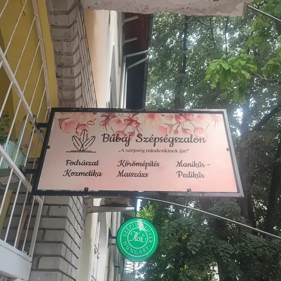 Fénykép a Bűbáj Szépségszalon cégtáblájáról.