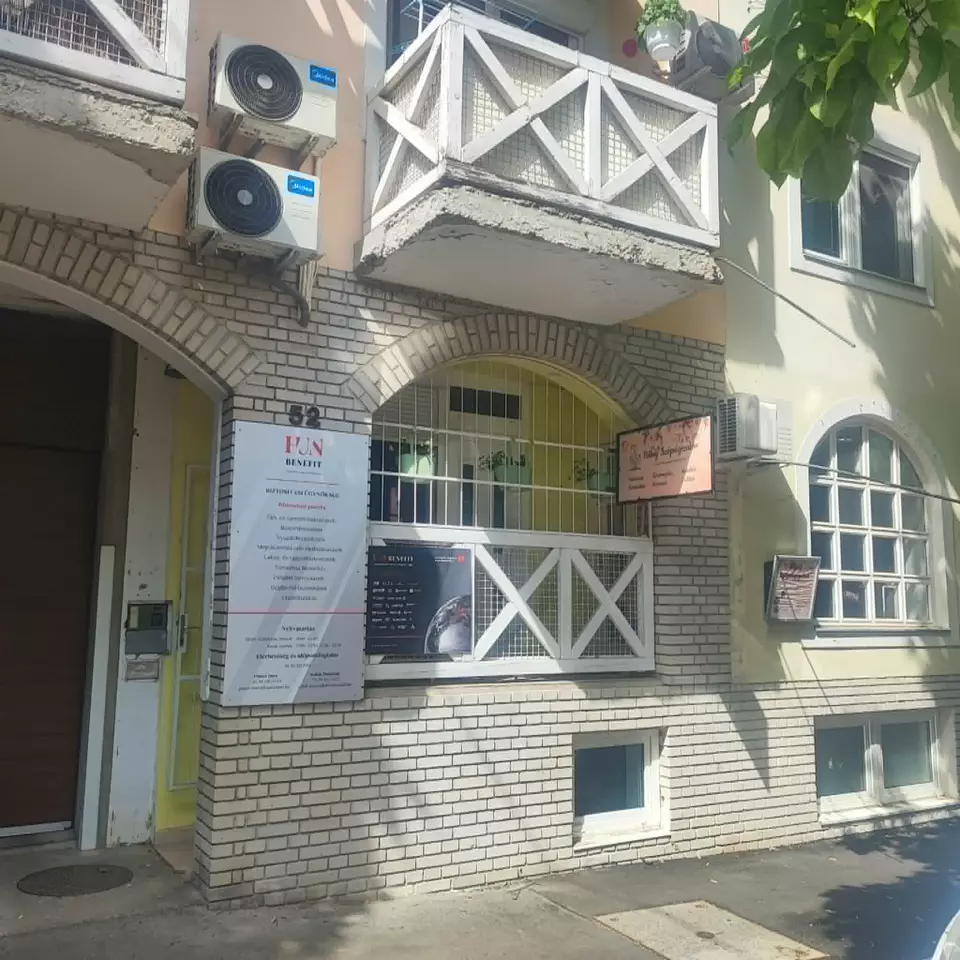 Fotó a Bűbáj egri partner szalon Csiky Sándor utcai homlokzatáról.